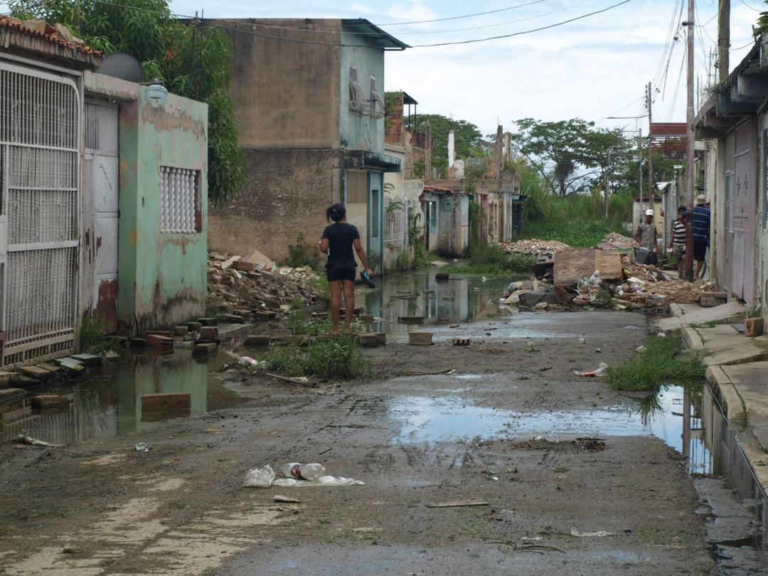 Entre las aguas caminan habitantes de Aguacatal 2 en Aragua