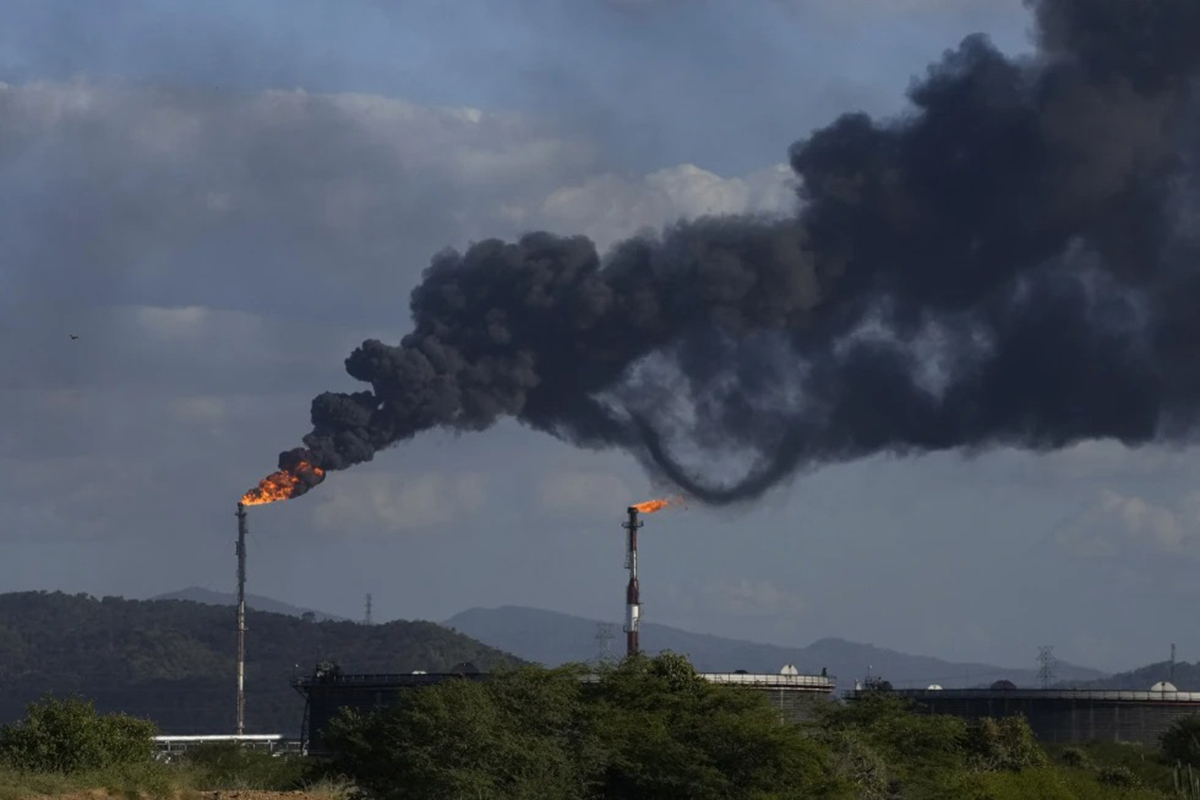 AP: Oposición pidió a EEUU cancelar licencias petroleras para presionar a Maduro