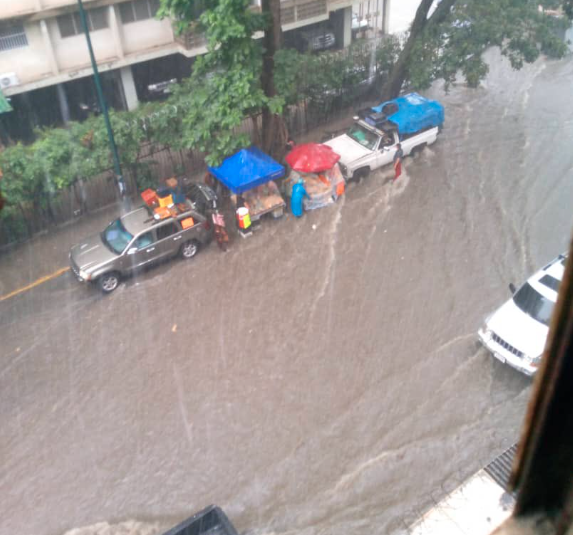 Árboles caídos y calles anegadas dejó fuerte lluvia la tarde de este #25Sep en Caracas