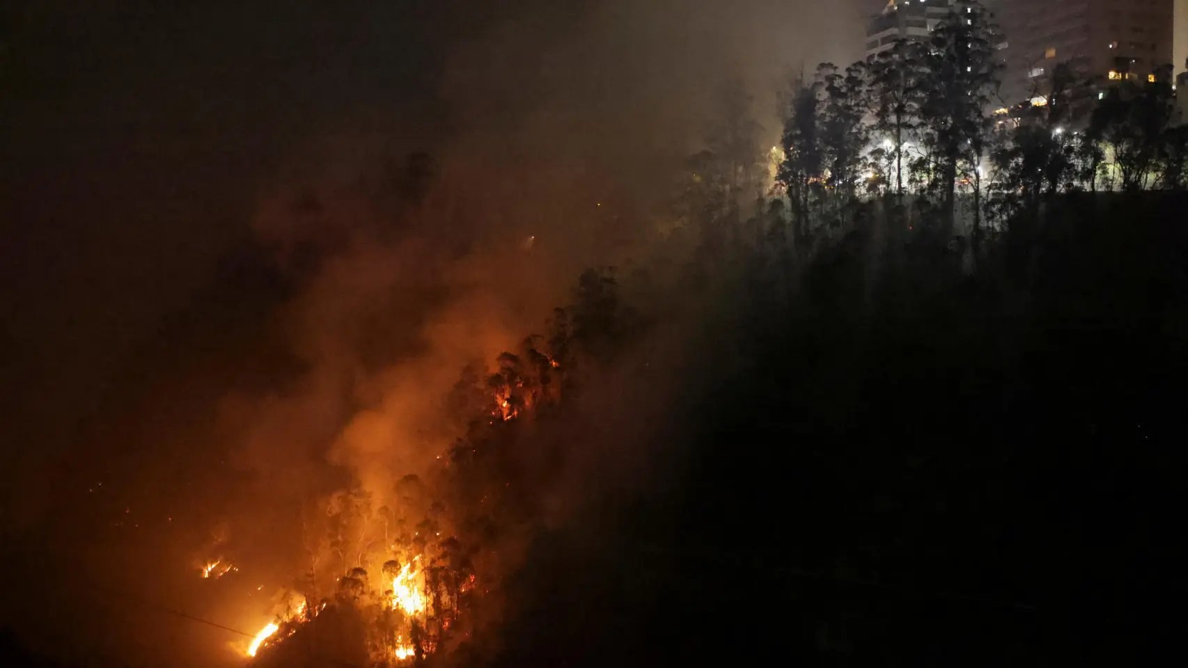 Al menos dos bomberos heridos y más de cien familias evacuadas por incendios en Quito