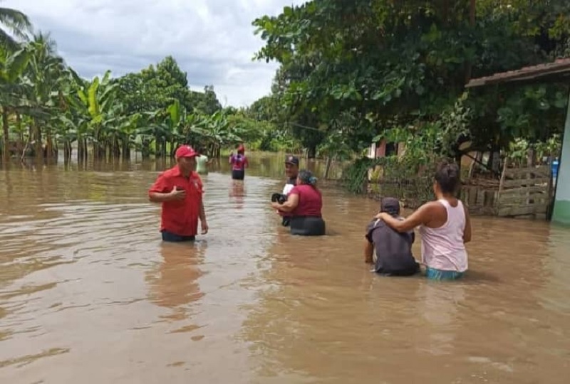 Afectados por inundaciones en Barinas siguen recibiendo atención de Protección Civil y otros organismos