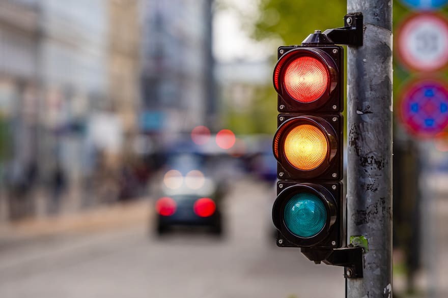 Llega el semáforo de cuatro luces para mejorar el tráfico en EEUU: ¿qué significa el color blanco?