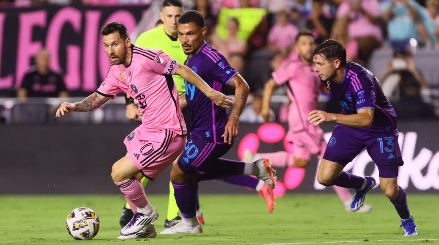 El inesperado gesto de Lionel Messi con un fanático que se había metido a la cancha para pedirle una foto (VIDEO)