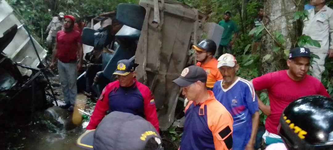 Tragedia en Monagas: cinco fallecidos y ocho heridos tras caer al vacío autobús donde viajaba equipo infantil de fútbol