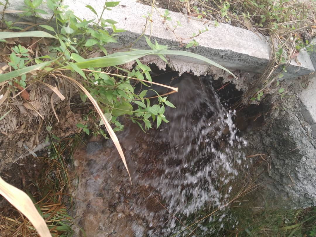 Colapso de tubería de aguas blancas afecta la vialidad en El Vigía