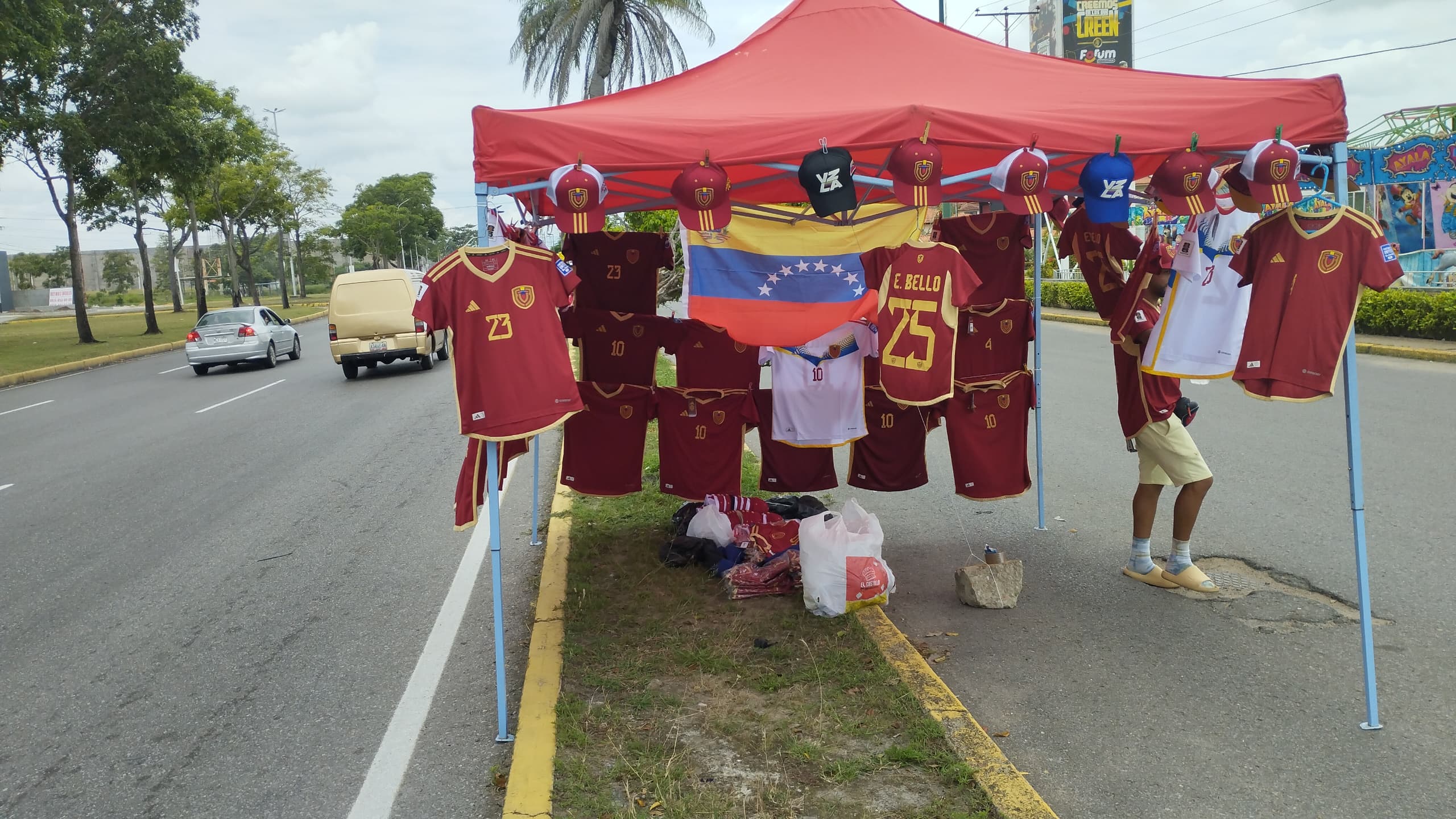 A un día del juego Venezuela vs. Uruguay reportan bajas ventas de artículos de la Vinotinto