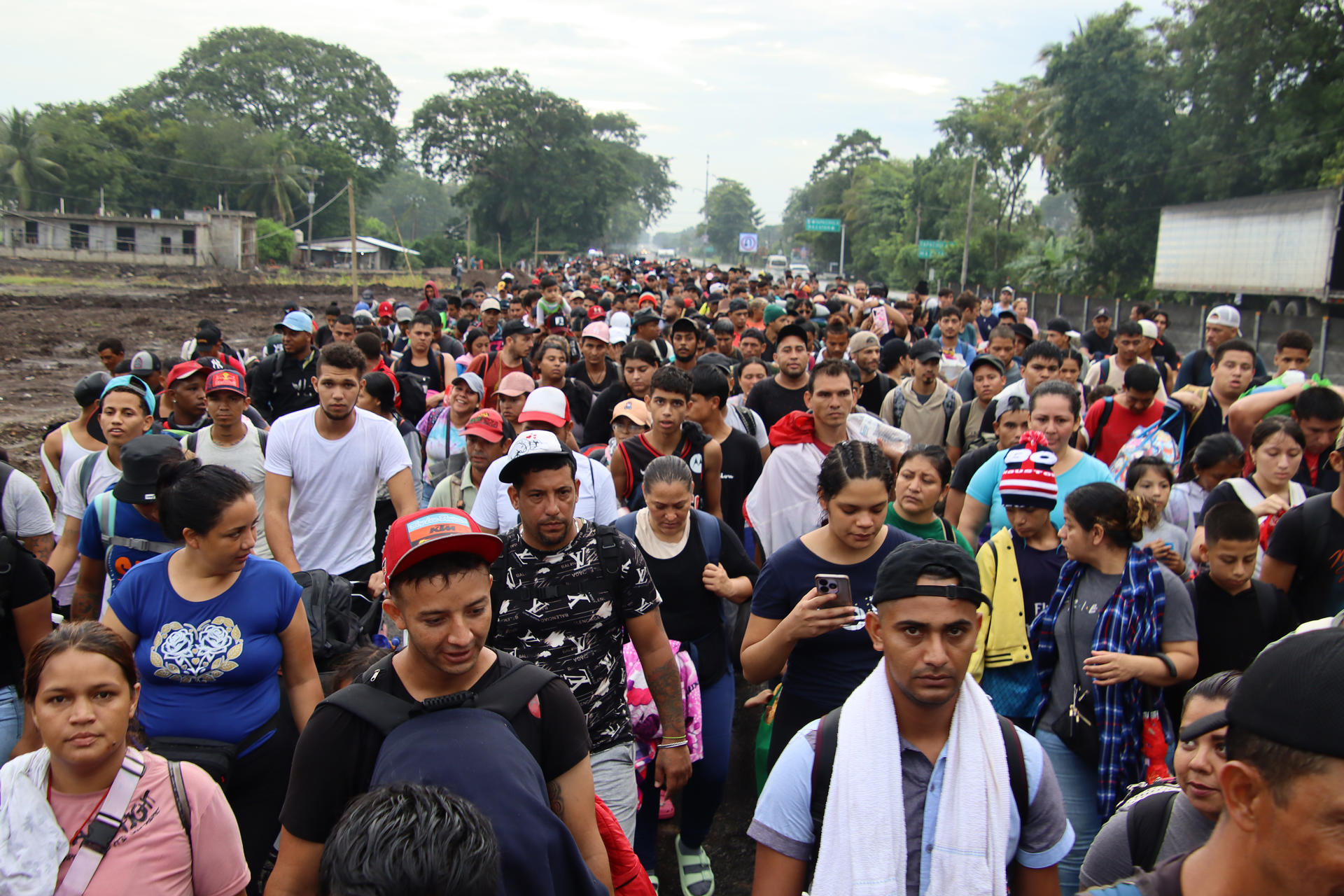 Miles de migrantes, la mayoría venezolanos, salieron en caravana hacia EEUU desde la frontera sur de México