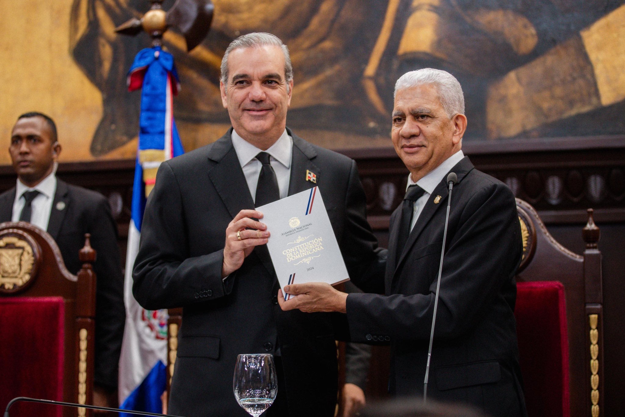 Nueva Constitución dominicana limita reelección presidencial y reduce número de diputados