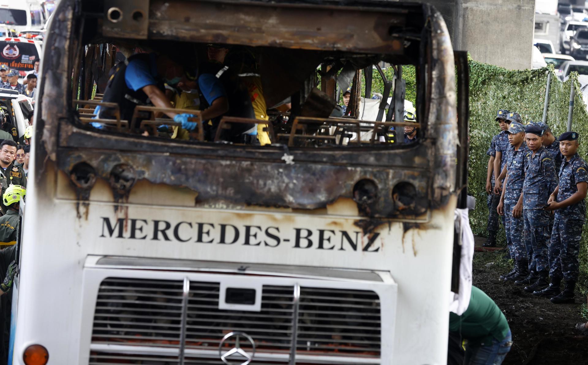 Se dio a la fuga el conductor que causó el fatal accidente de autobús escolar en Tailandia