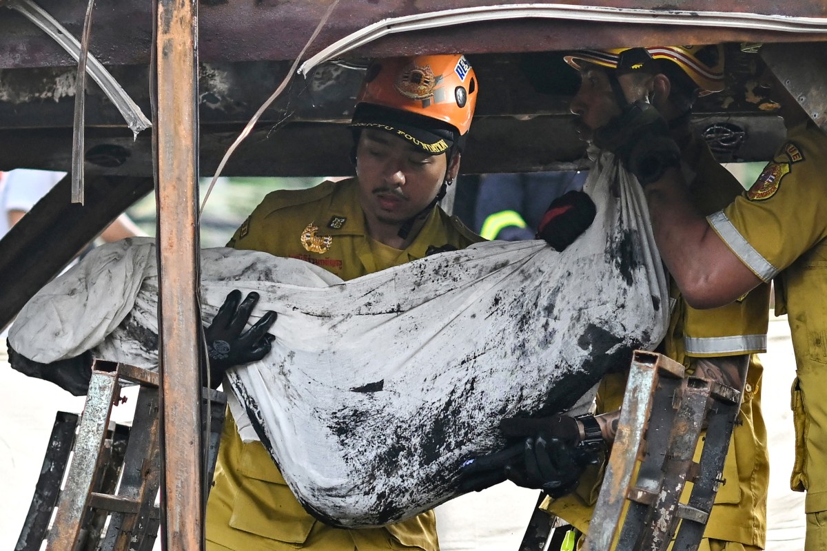 Trágicas imágenes en Tailandia: autobús escolar se calcinó por completo con decenas de niños a bordo