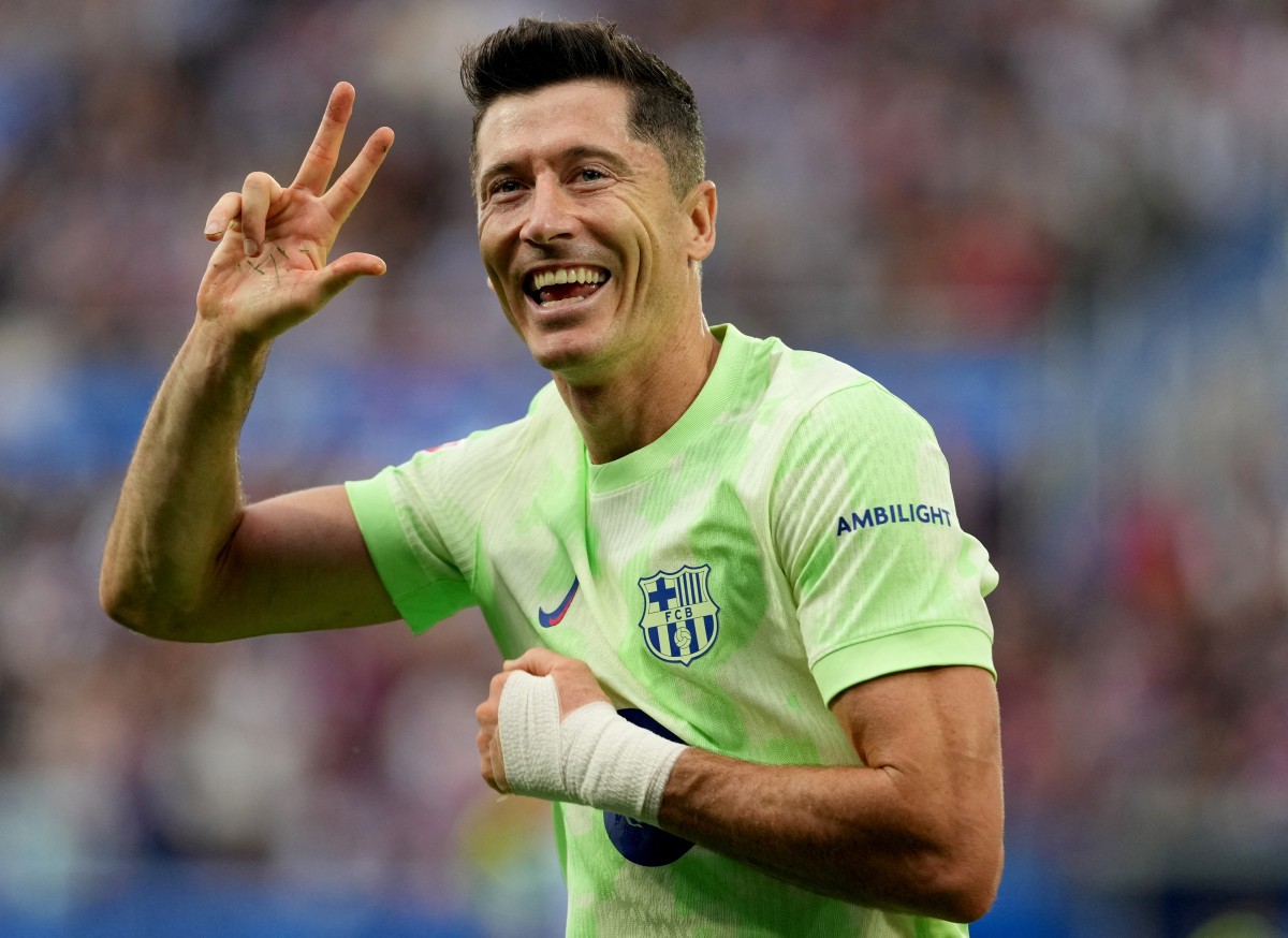 Triplete de Lewandoswki encumbró a un Barcelona que cada vez juega mejor