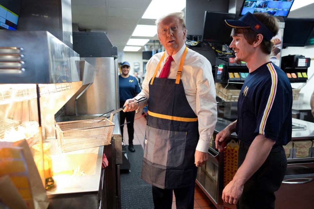 ¡Insólito! Trump cocinó papas fritas en un McDonald’s y desacreditó a Kamala Harris (Fotos)