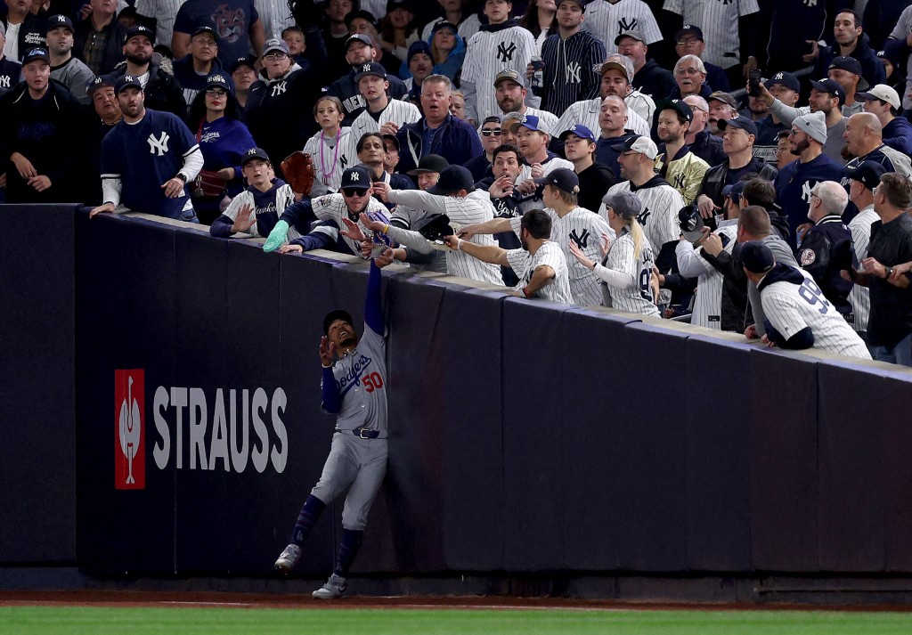 Yankees vetaron a fanáticos que interfirieron durante atrapada de pelotero de los Dodgers