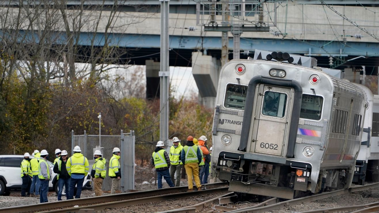 Árbol causó una tragedia al caer sobre un tren que viajaba por Nueva Jersey