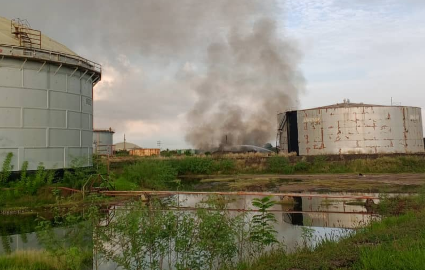 VIDEO: bomberos ultimaron labores de refrescamiento sobre rescoldos en tanque de Pdvsa en Cabimas