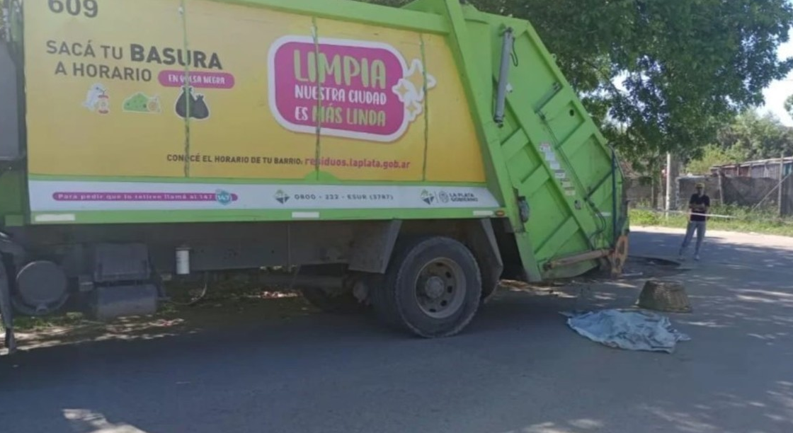 Iban cuatro personas en una moto, se cayó un bebé y ocurrió una horrible tragedia que pudo evitarse