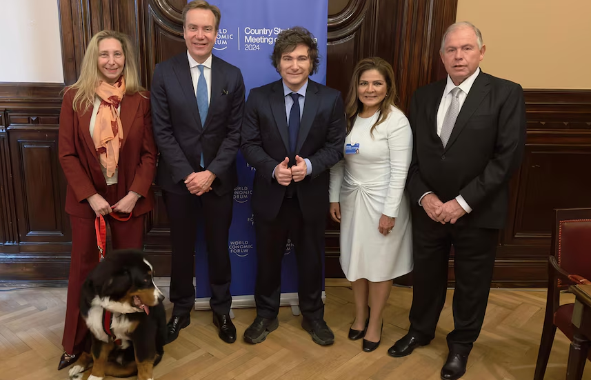 Javier Milei se permitió una ironía junto a su perro Thor en el Foro Económico Mundial (video)