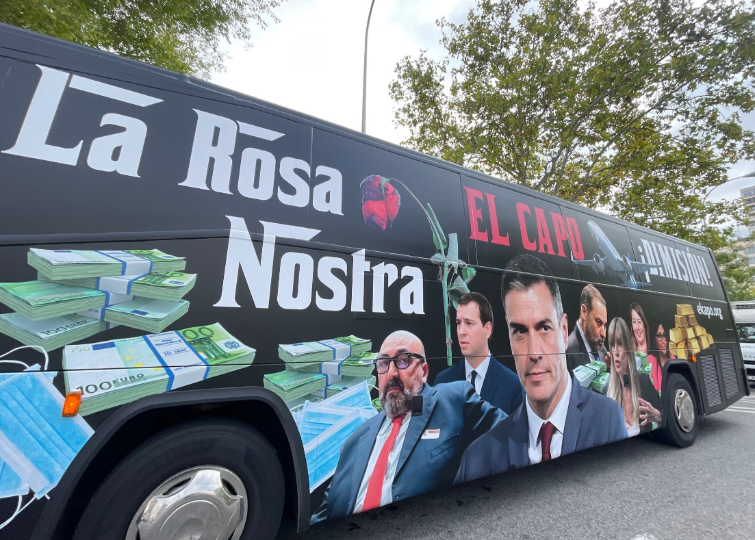 VIDEO: Pedro Sánchez y Delcy Rodríguez retratados como “capos” en llamativo bus de la “Rosa Nostra”