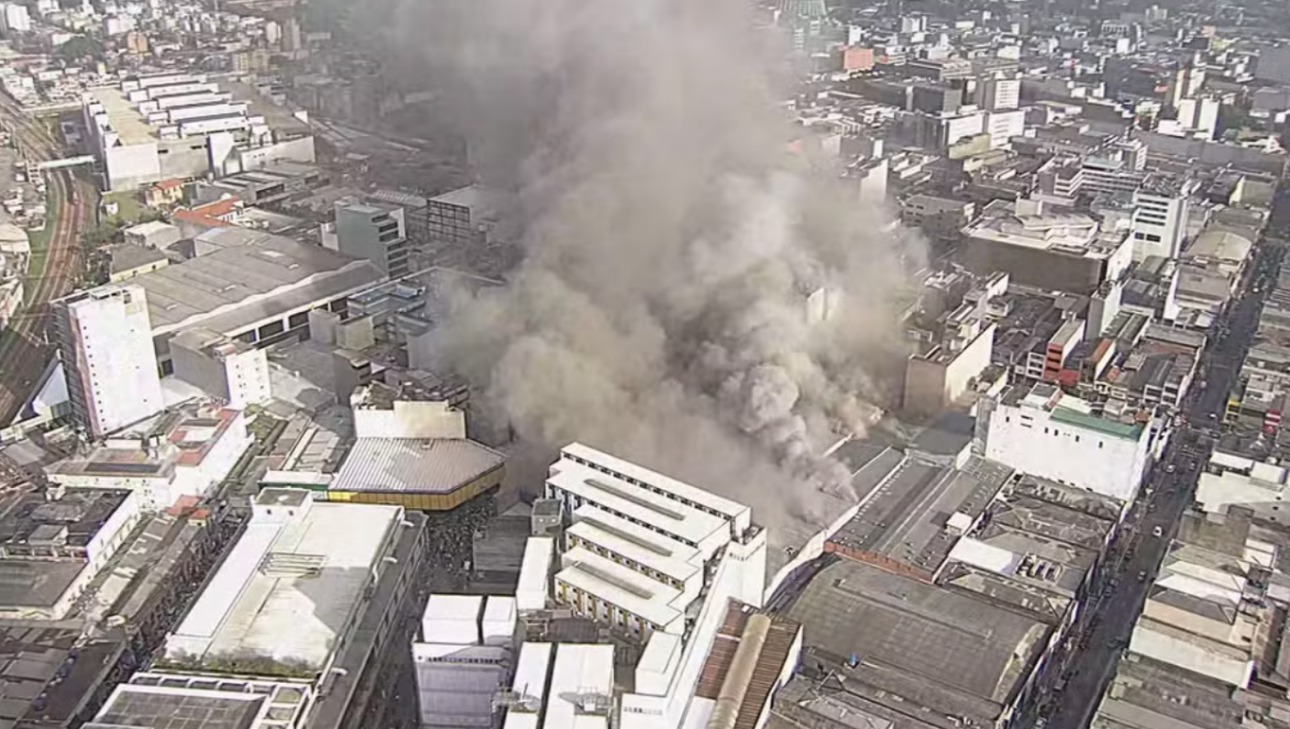 Incendio en edificio comercial en São Paulo desató una densa humareda (VIDEO)