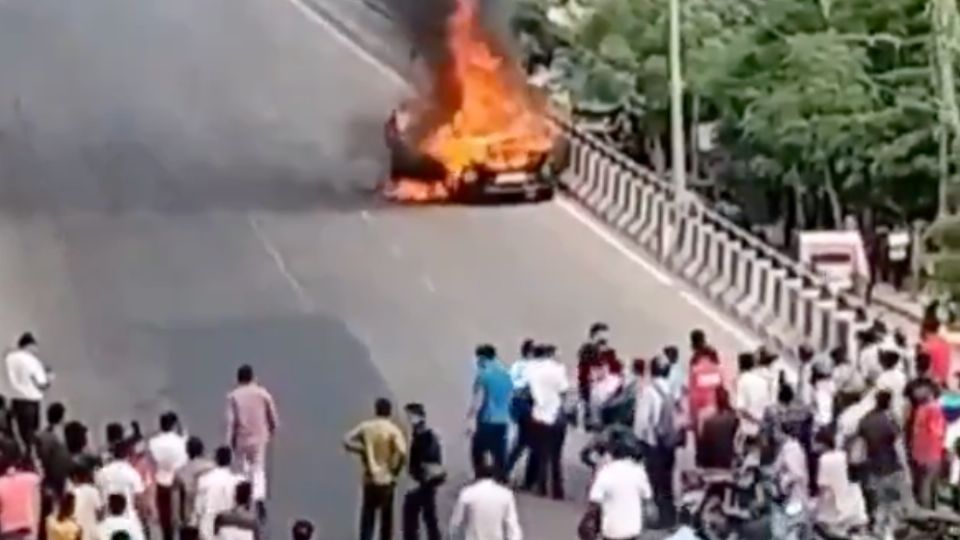 Terror en India: vehículo se incendió y avanzó como bola de fuego por una colina (VIDEO)