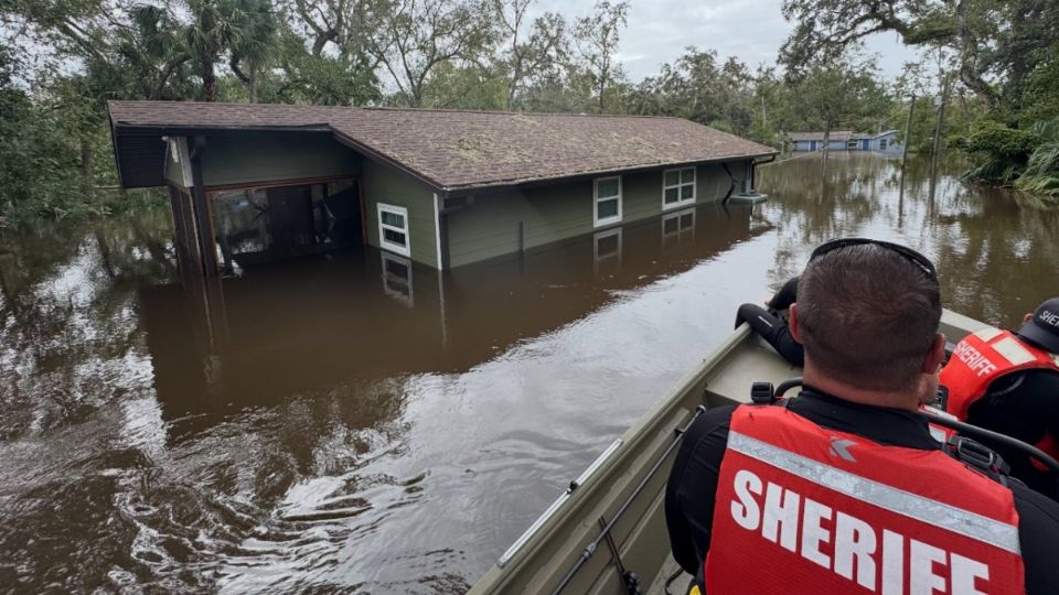 Imágenes sorprendentes: hallan niño flotando sobre un trozo de madera tras el paso del huracán Milton