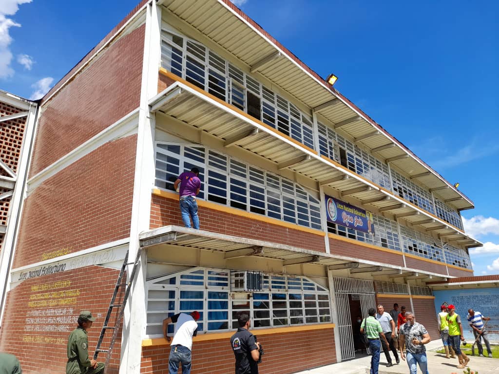 ¡Conductores no frenan! Alumnos corren peligro al salir de clases y cruzar la avenida Nueva Barinas