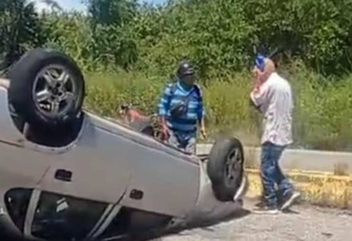 Volcamiento de vehículo en Zulia puso en riesgo a toda una familia (Video)