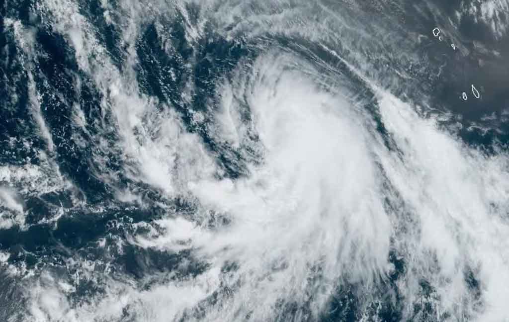 La tormenta tropical Kirk avanza por el Atlántico con miras a convertirse en un huracán