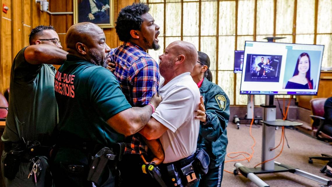 Caos en tribunal de Miami-Dade cuando un asesino se abalanzó sobre el padre de la víctima (VIDEO)