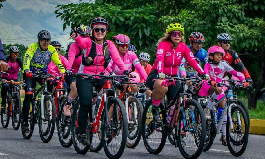 Mujeres recorrieron calles de Caracas en bicicletas y motos para concienciar sobre el cáncer de mama