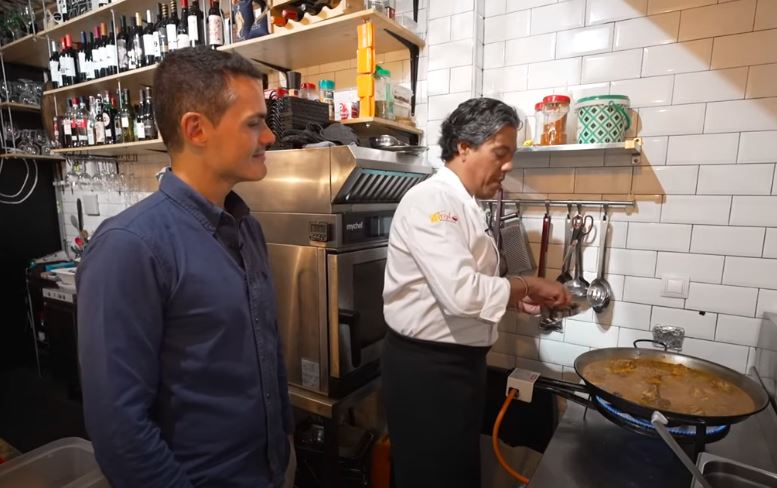 Gabriel Camacho, el talentoso chef venezolano que prepara la mejor paella en España (VIDEO)