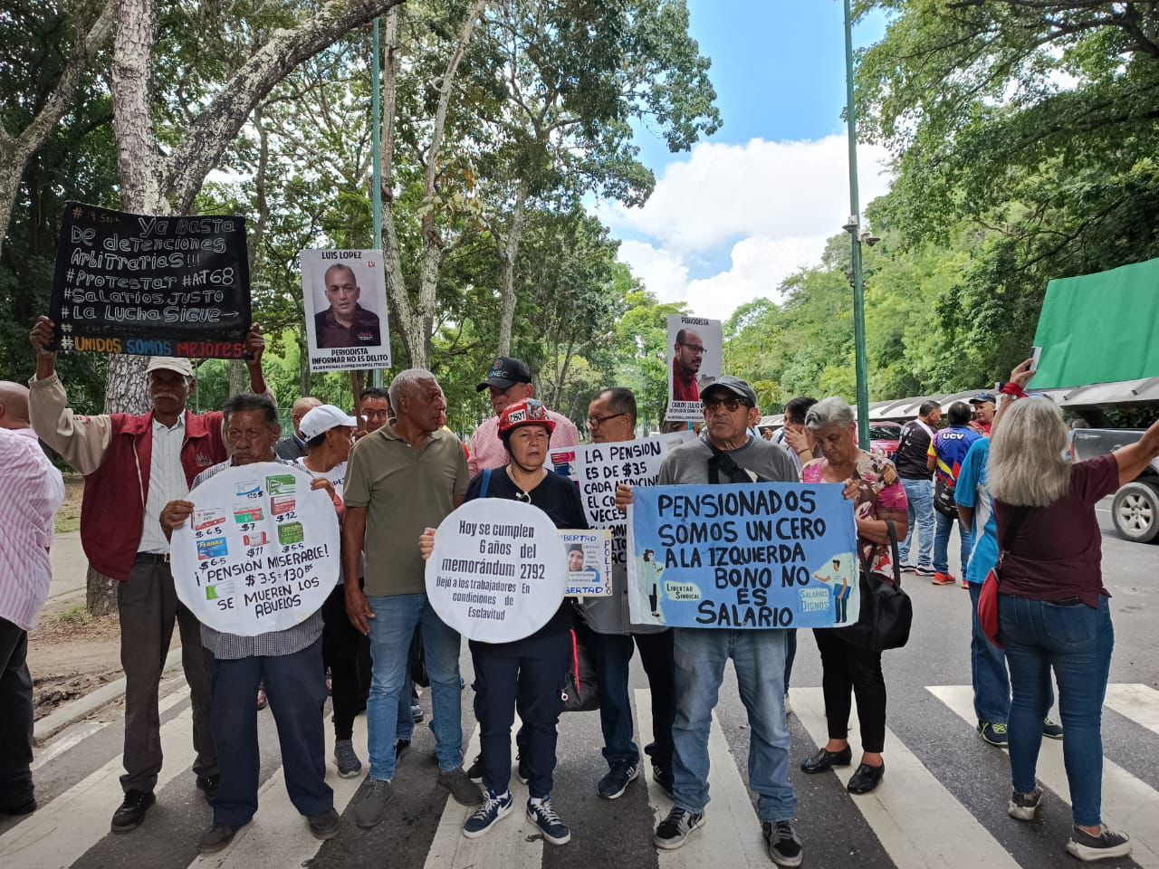 Jubilados y pensionados protestaron por beneficios laborales en las afueras de la UCV