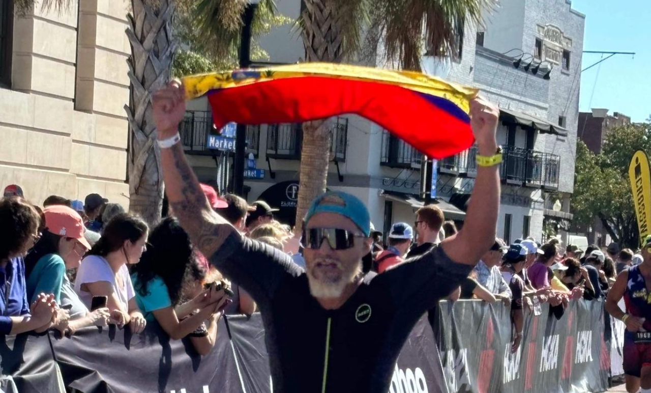 El triatleta venezolano Miguel Ángel Navarro alzó el tricolor patrio en Wilmington