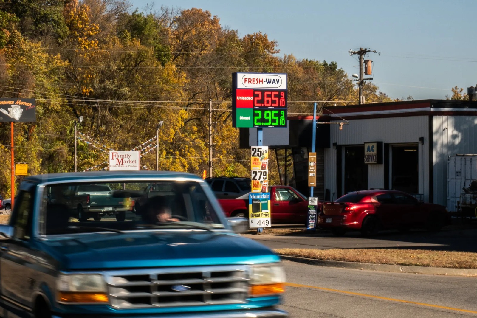 A días de las elecciones en EEUU, la gasolina baja de precio