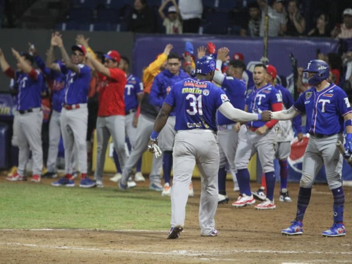 Tiburones venció a Bravos en un emocionante duelo en el Fórum de La Guaira