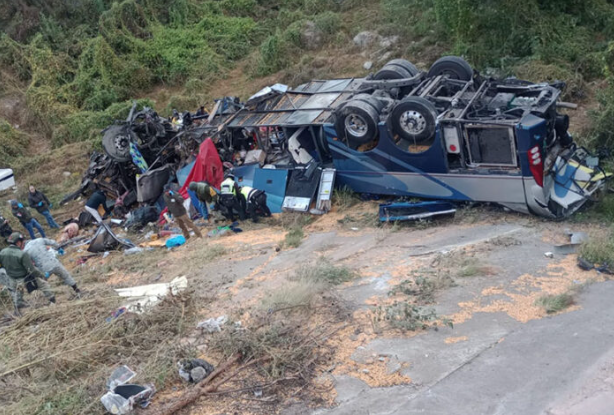 Accidente entre camión de carga y autobús dejó al menos 24 muertos en México