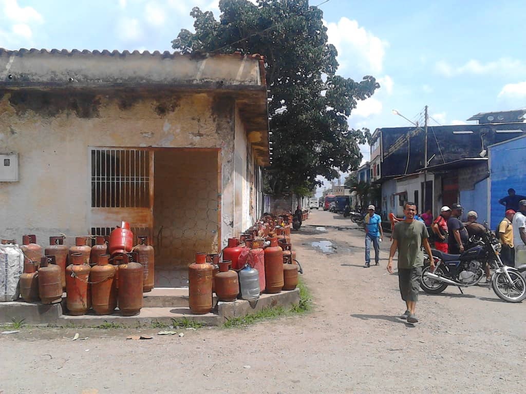 Habitantes de Guasdualito recargan gas colombiano ante fallas de distribución en Venezuela