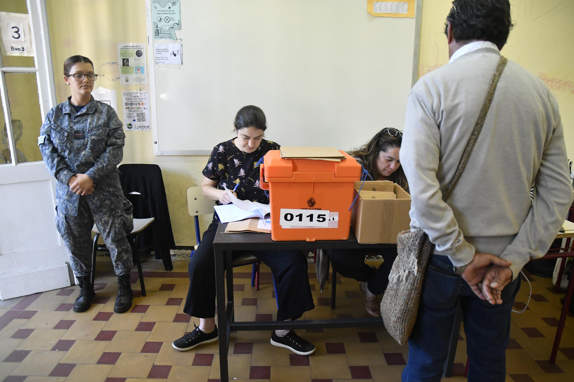 Balotaje presidencial en Uruguay: Inician cierre de centros electorales