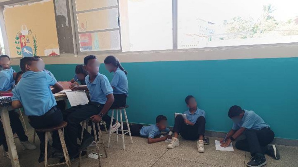 Parados o tirados en el piso reciben clases los alumnos del liceo Ángel Noriega Pérez en la isla de Margarita