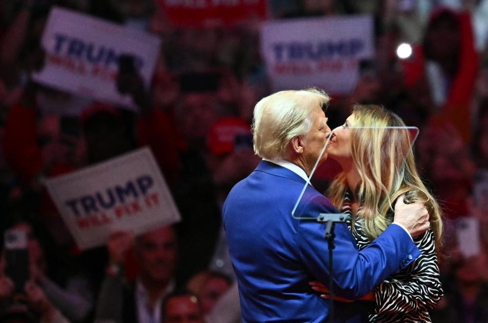 Melania Trump hace sorpresiva aparición durante mitin de campaña de su esposo en Nueva York