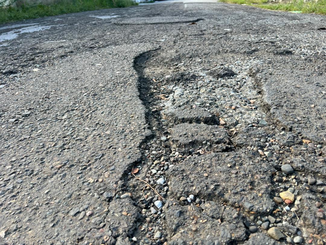 ¡Intransitable! Así está la entrada a urbanismo Rómulo Gallegos en San Juan de los Morros