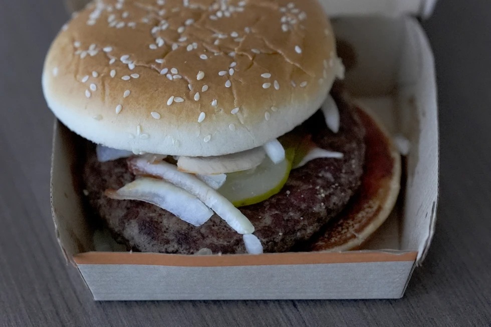 Aumentan personas infectadas con mortal bacteria por comer hamburguesas de McDonald’s en EEUU