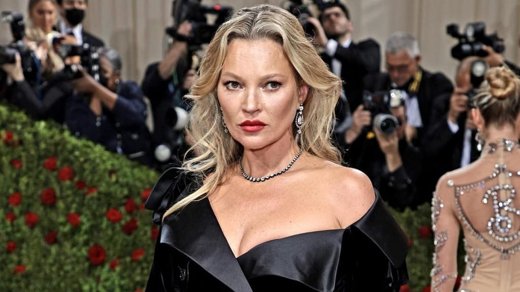 ¡Ay, caramba! Kate Moss, al borde del escándalo, mostró los pezones en una campaña publicitaria (FOTOS)