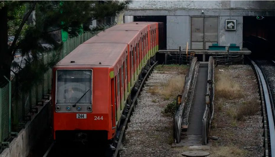 Policías evitaron que venezolana se lanzara a vías del metro en México