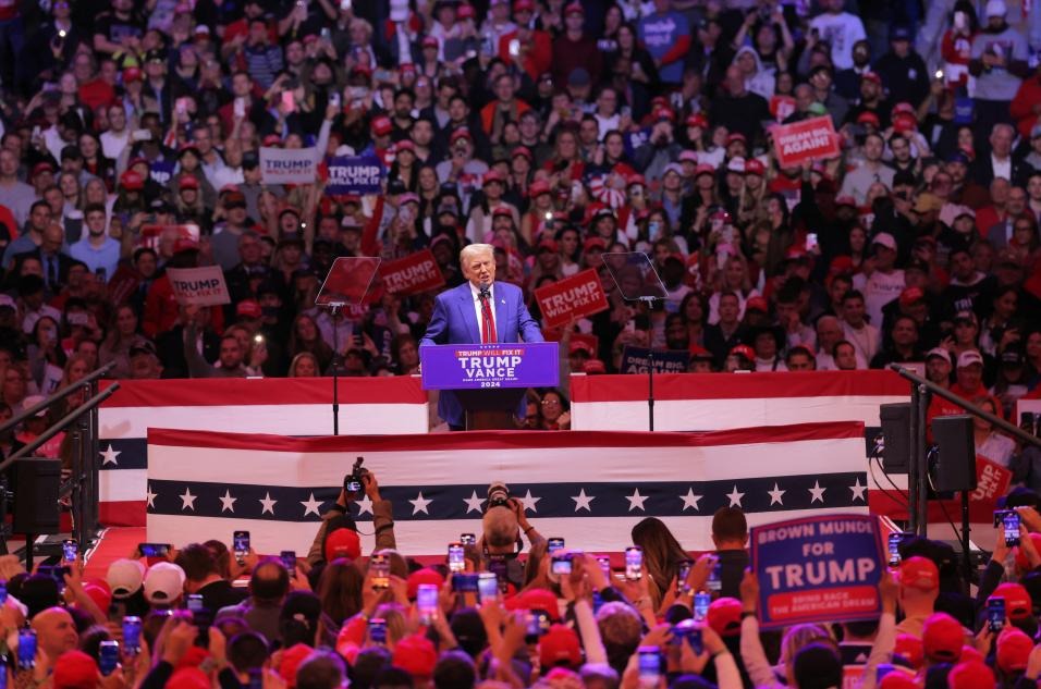 Trump subió al escenario ante 20 mil entusiastas fanáticos en el Madison Square Garden