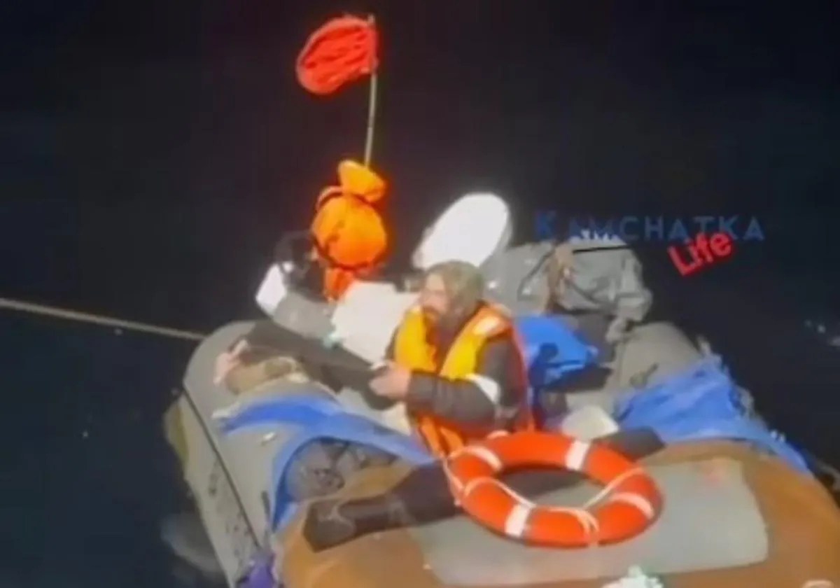 Rescataron a un náufrago ruso que sobrevivió 67 días en alta mar en una balsa inflable (VIDEO)