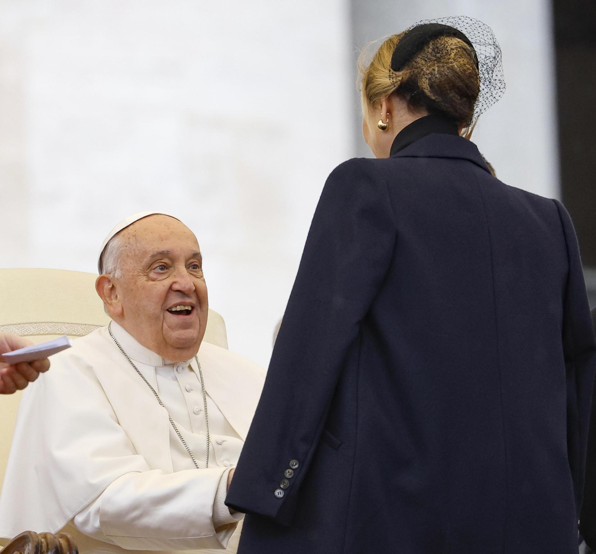 El papa Francisco define la guerra como una vergüenza ante la primera dama ucraniana