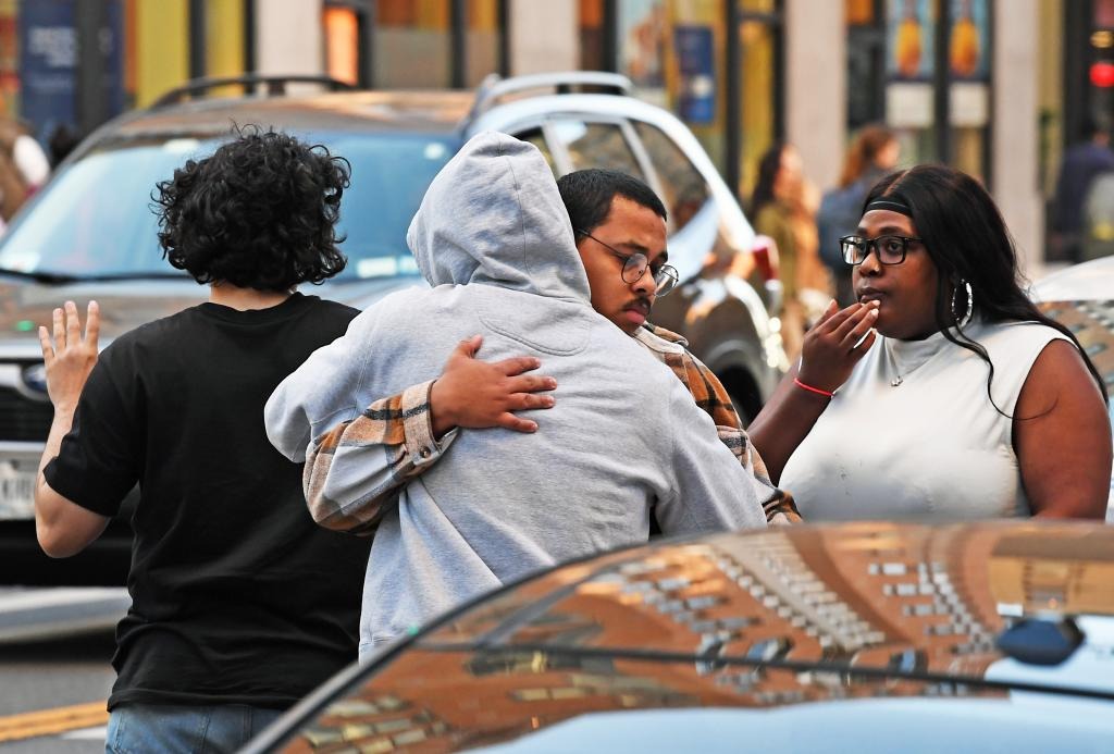 Lo apuñalaron hasta la muerte en el apartamento de su vecino en Nueva York