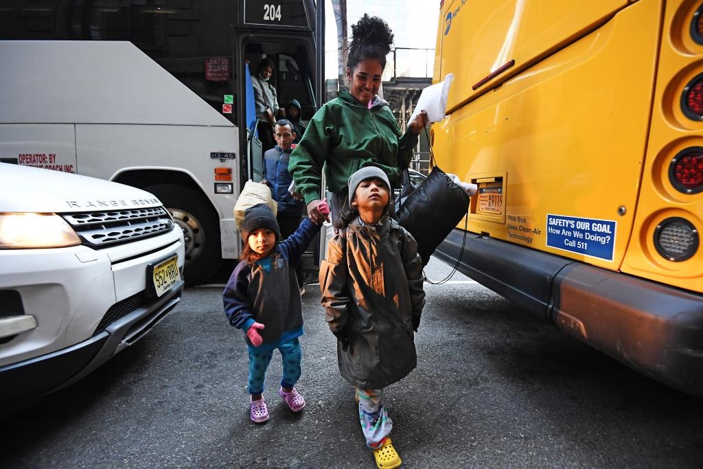 Texas planea transportar en autobús a migrantes directamente a ICE para su deportación