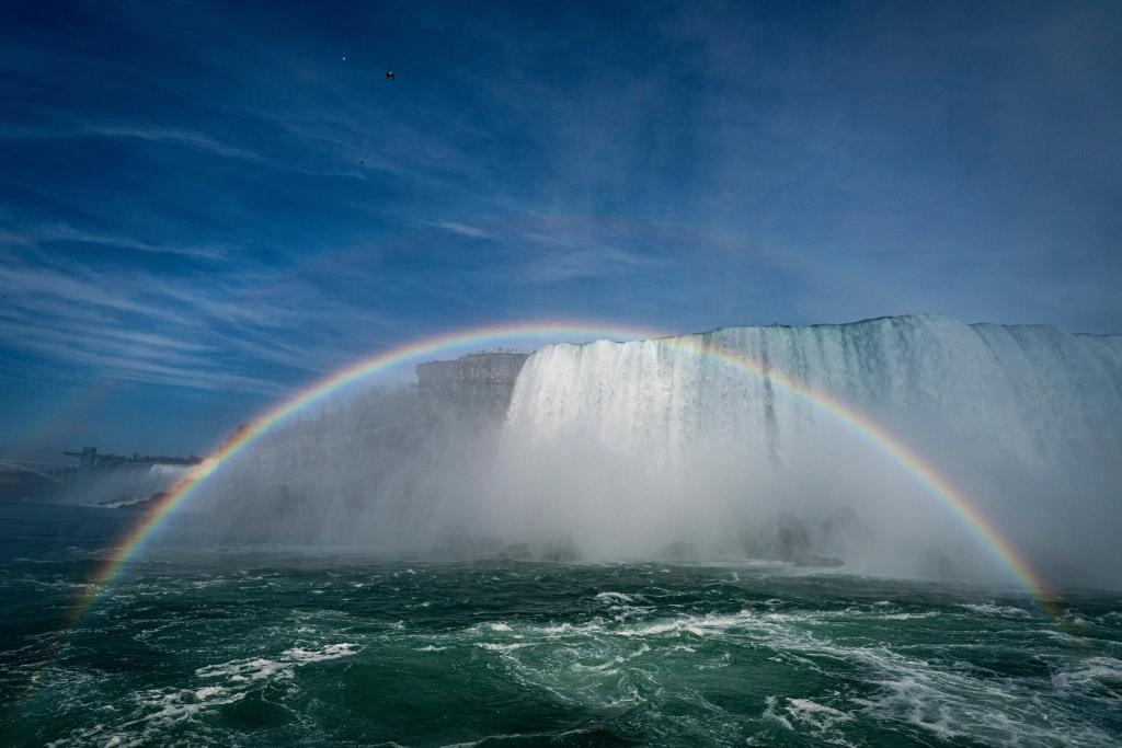 Buscan a mujer que se lanzó de las cataratas del Niágara, una semana después de que otra saltara con dos niños